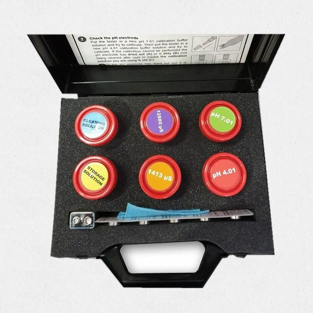 Milwaukee Service Kit Inhalt Milwaukee Service Kit von oben mit sechs Behältern, Blockbatterie, blauem Tuch und Merkblatt im Deckel