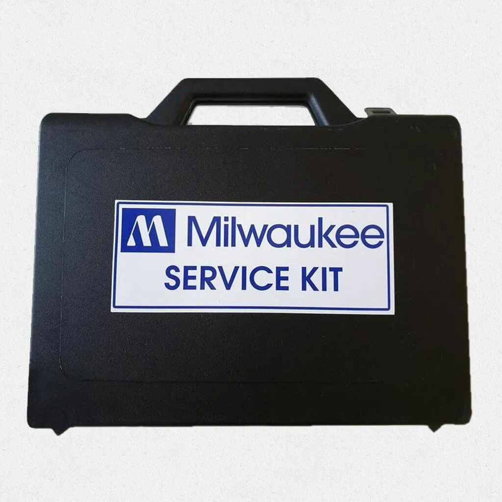 Milwaukee Service Kit Koffer Geschlossener schwarzer Koffer mit dem Etikett Milwaukee Service Kit