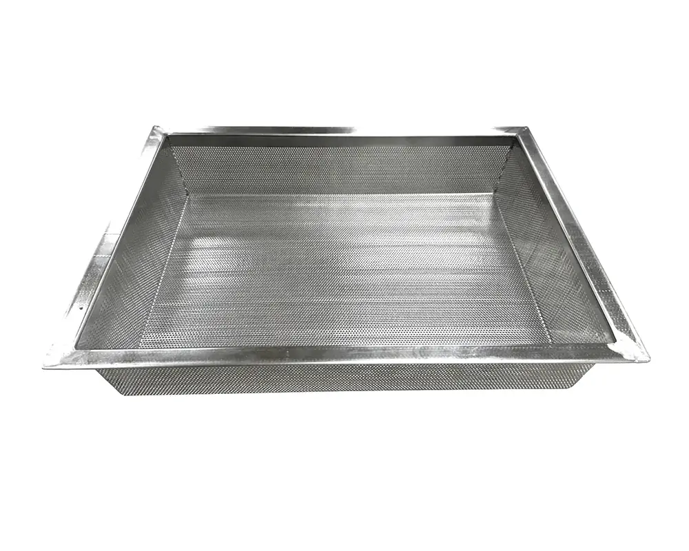 Cannatrol Cool Cure Basket schräg Rechteckiger Edelstahlkorb mit feiner Lochung und flachem Rand, Schrägansicht