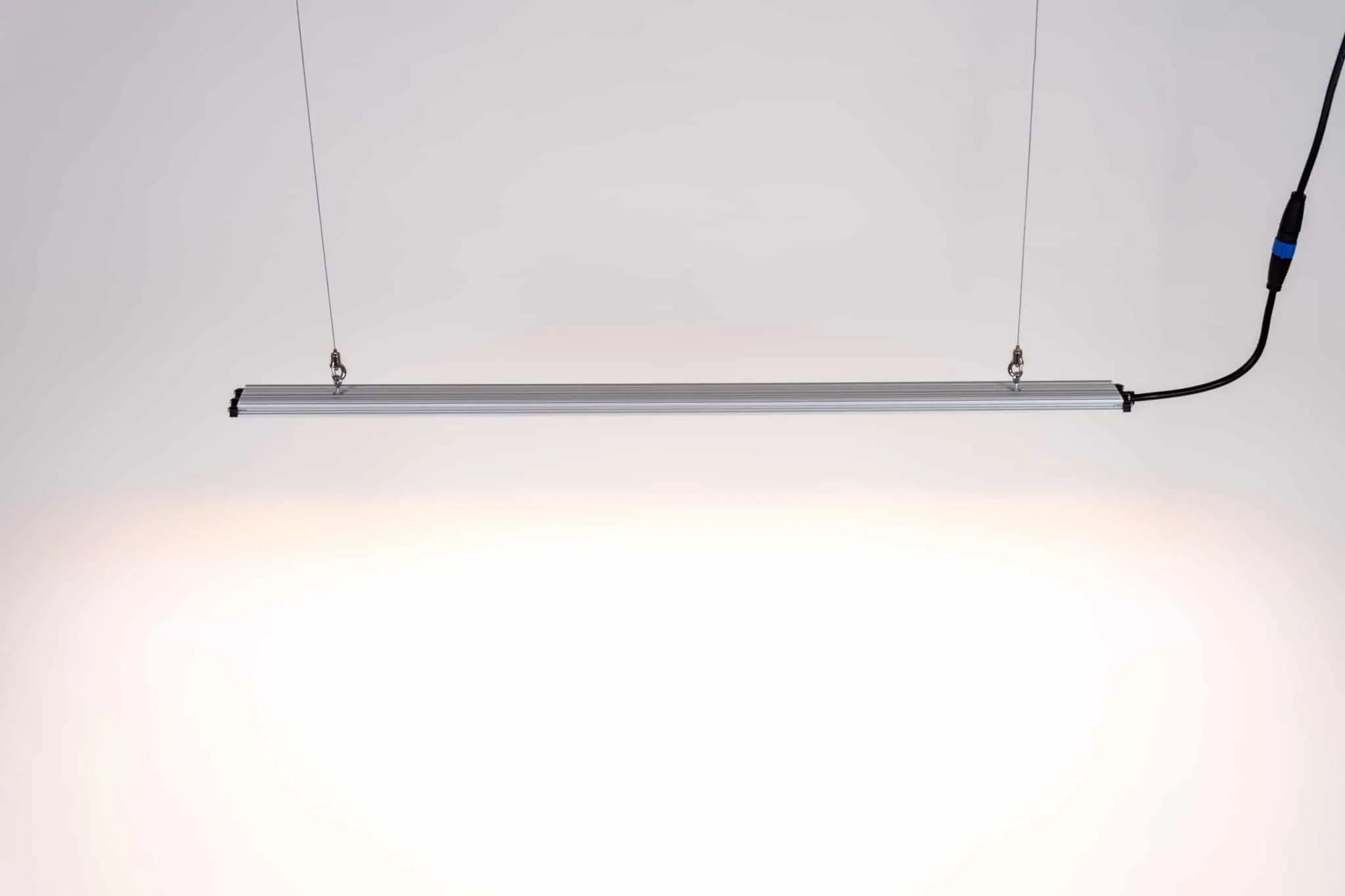 SANlight Stixx 4-100 94W seitlich SANlight Stixx 4-100 mit 94 Watt in Seitenansicht, eingeschaltet
