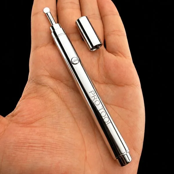 Cloud V Pro Tool mit Schutzkappe Cloud V Pro Tool Hot Dab Tool mit abgezogener Schutzkappe in einer Hand