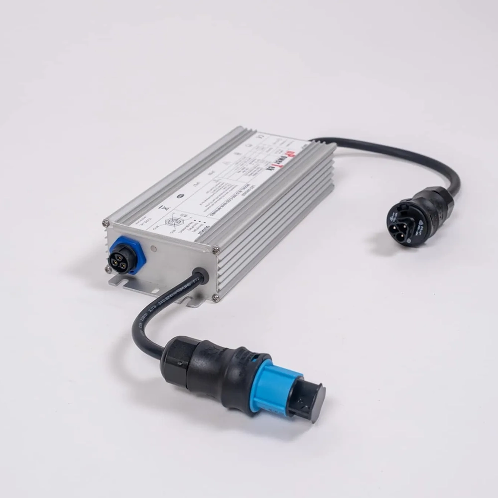 SANlight Stixx 3/6 Treiber 200W schräg SANlight Stixx Treiber mit 200 Watt in Schrägansicht mit Steckverbindern