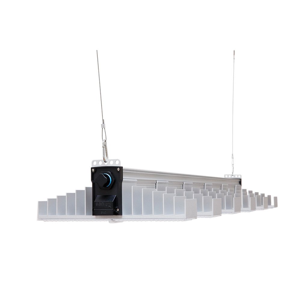 SANlight EVO 6-120 1.5 400W SANlight EVO 6-120 1.5 mit 400 W in Schrägansicht mit Seilaufhängung