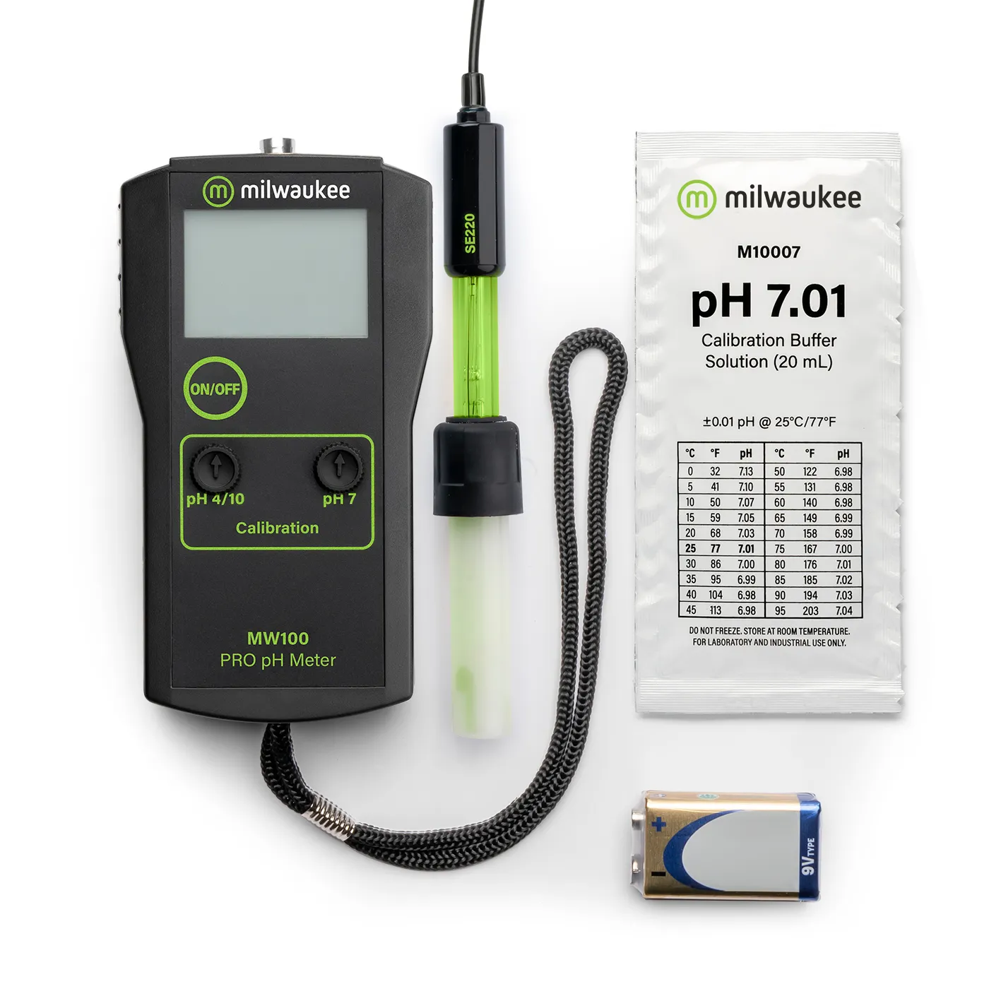Milwaukee MW100 neben Elektrode SE220, einem Beutel Kalibrierlösung pH 7,01 und einer 9-V-Batterie