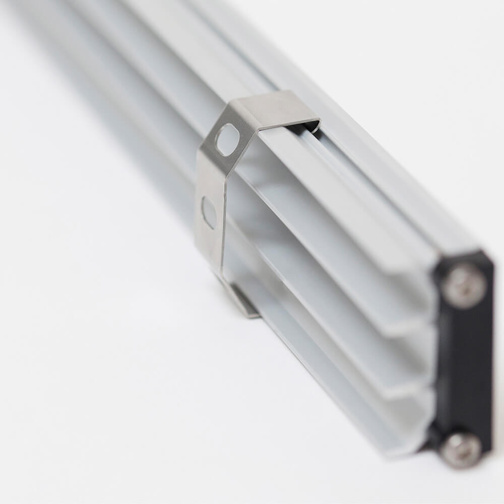 SANlight Flex II Hängebügel Hängebügel am Endstück einer SANlight Flex II LED-Leiste