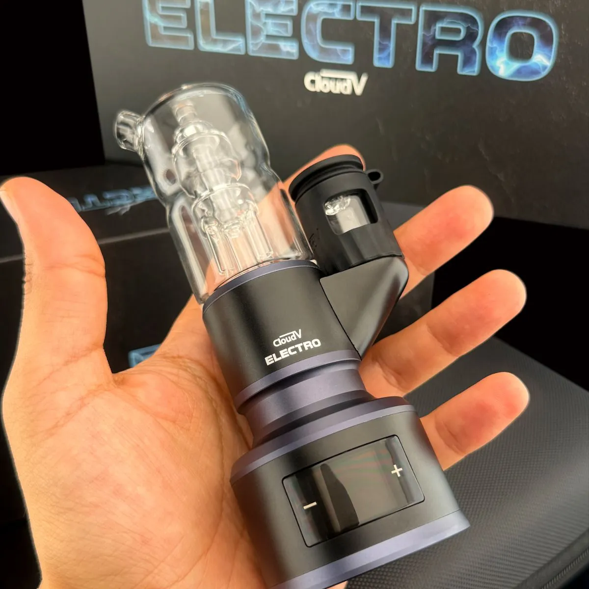 Cloud V Electro Dab Rig in der Hand Cloud V Electro Dab Rig in einer Hand zur Größeneinordnung