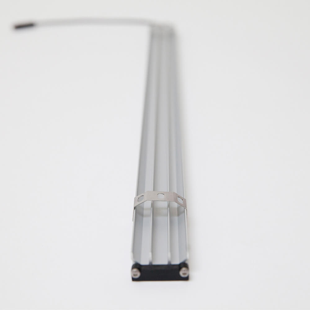 SANlight Flex II Frontansicht SANlight Flex II LED-Leiste in Frontansicht mit Anschlusskabel