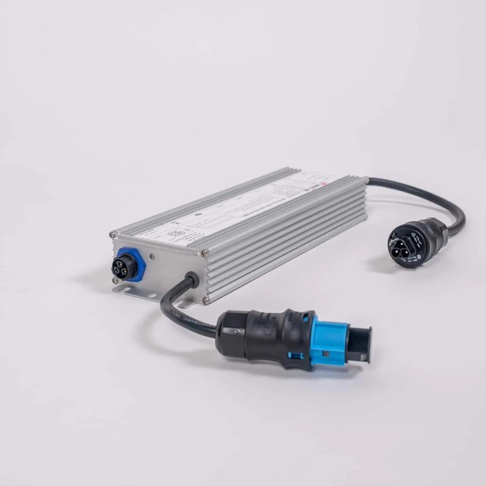SANlight Stixx 4 Treiber 215W schräg SANlight Stixx 4 Treiber mit 215 Watt in Schrägansicht mit Steckverbindern
