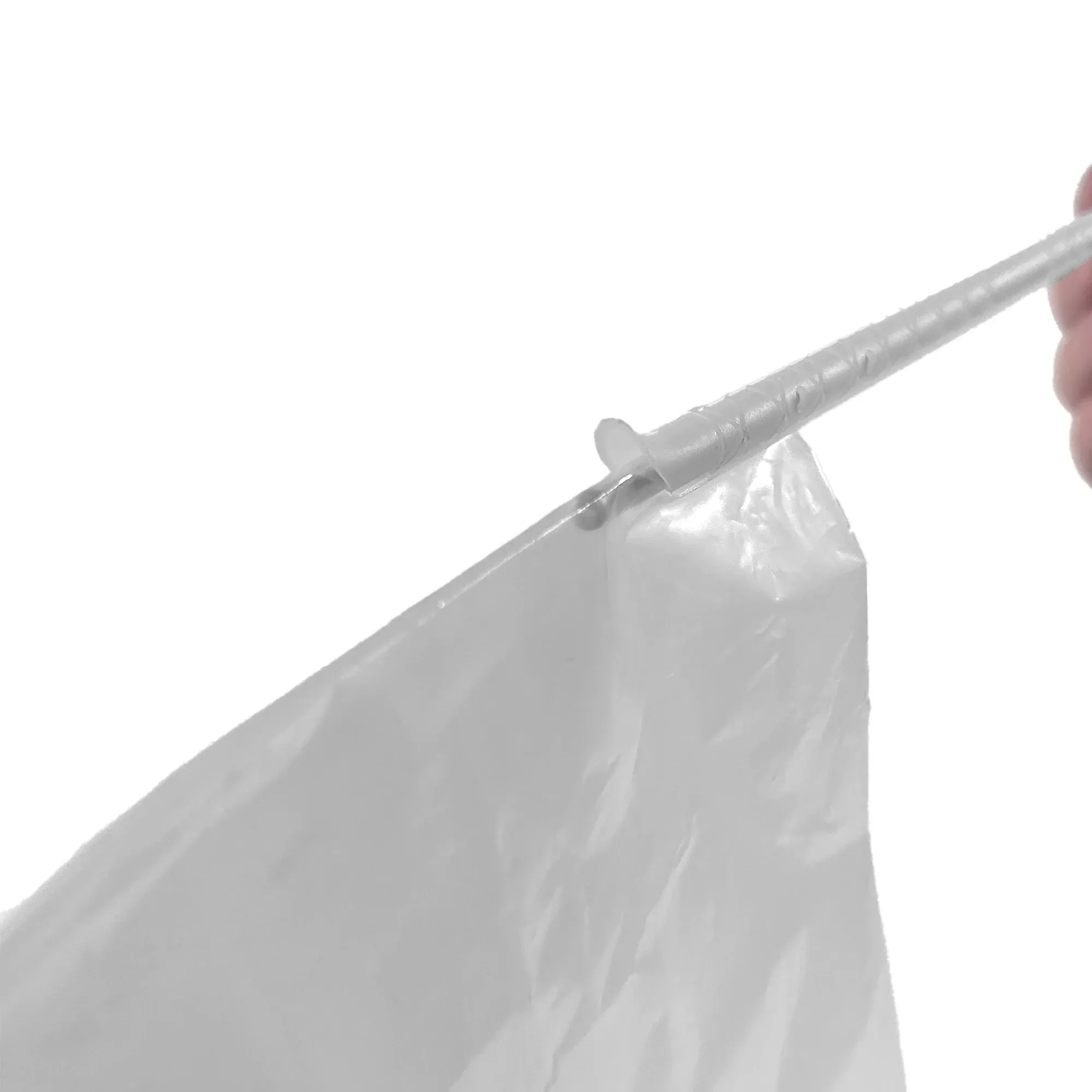 Dryferm Bag Clip Anwendung Hand zieht den Verschlussstab in einen umgeklappten Dryferm Beutel ein