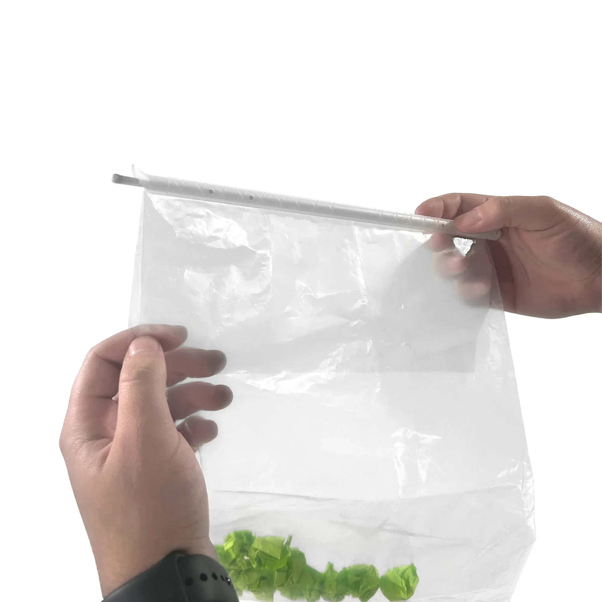 Dryferm Bag verschlossen Mit Bag Clip verschlossener Dryferm Beutel mit Kräutern in zwei Händen