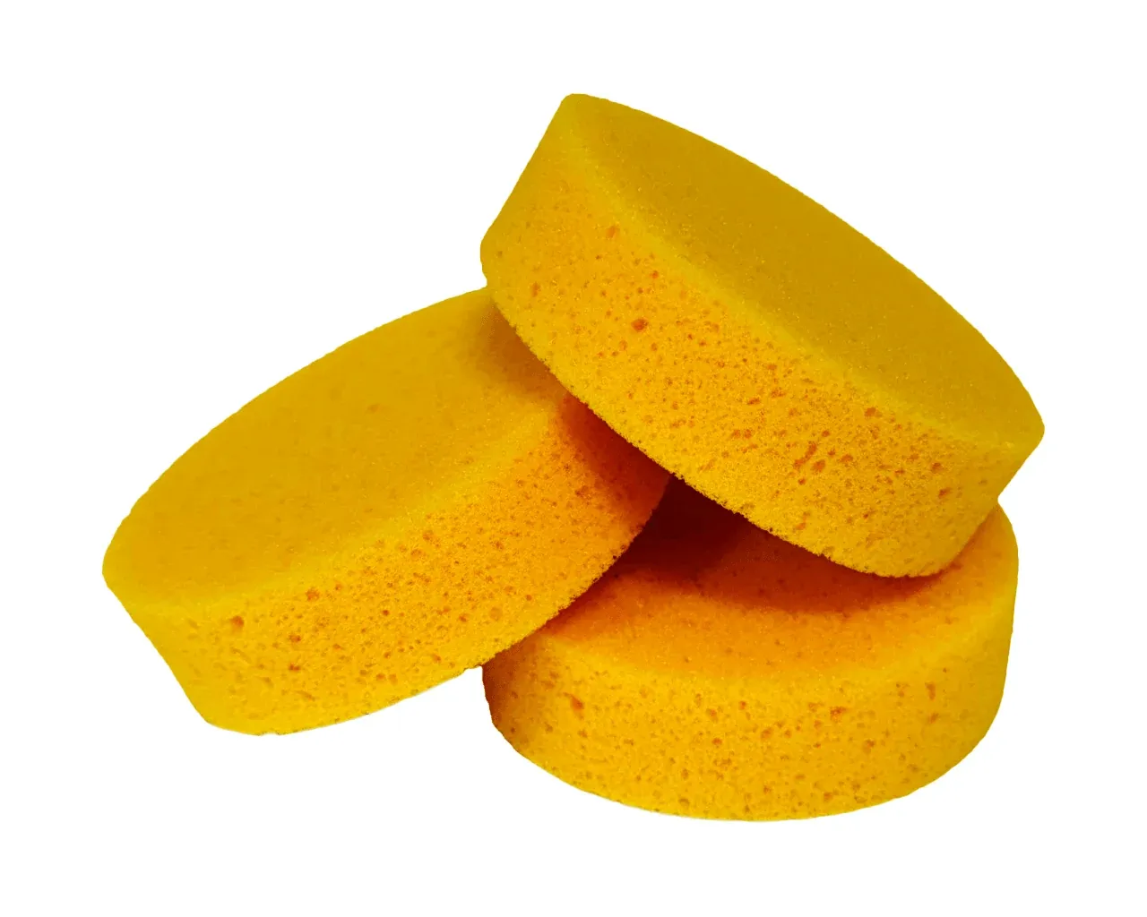 Drei runde gelbe Schwämme übereinander gestapelt auf weißem Hintergrund